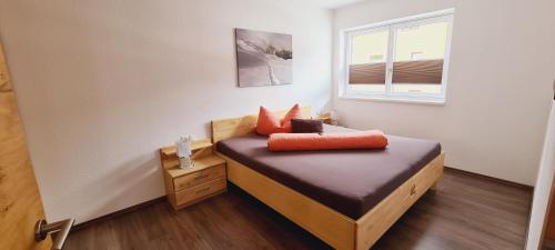 ナウダースにあるApart Alpenflairの小さなベッドルーム(枕付)