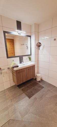 ナウダースにあるApart Alpenflairのバスルーム(洗面台、トイレ、鏡付)