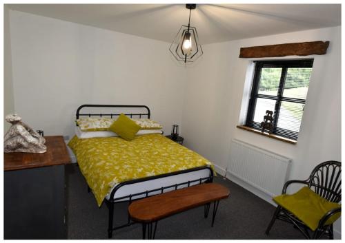um quarto com uma cama, uma secretária e uma janela em Mill House em Portglenone