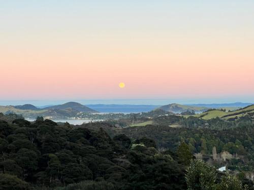 a view of the sunset from the hills at Buffalo Lodge in Coromandel Town