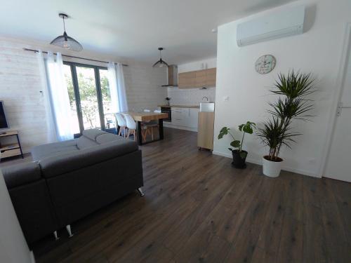 un salon avec un canapé et une table dans l'établissement Gîte à la campagne avec jacuzzi, à Avensan