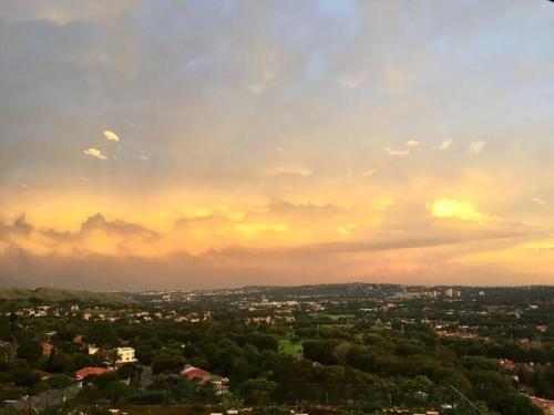 una vista de una ciudad bajo un cielo nublado en Views for Africa, en Johannesburgo