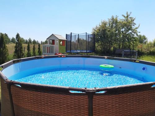 une grande piscine circulaire avec un frisbee dans l'établissement U Rybaka, à Mielenko