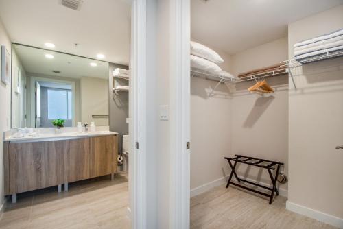 W łazience znajduje się umywalka i lustro. w obiekcie Nomada Destination Residences - Quadro w Miami
