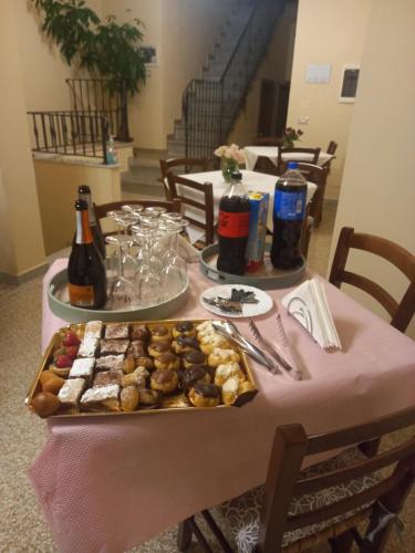 a table with a tray of food and bottles of beer at BnB Villa Melany vicino Centro in Lucca