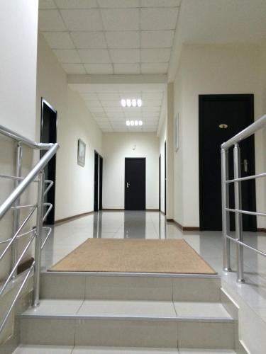 - un couloir dans un immeuble avec des escaliers et un tapis dans l'établissement Star Hotel Didube, à Tbilissi