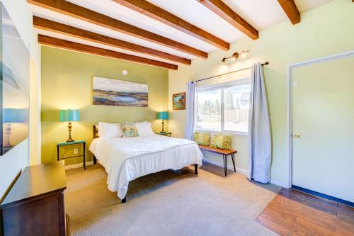 南太浩湖的住宿－Pine Tree Place - Unit 2，一间卧室设有一张床和一个窗口