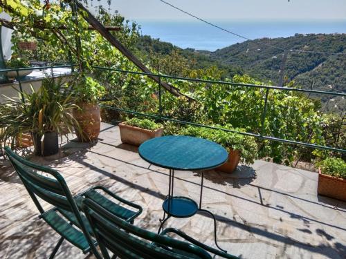 una mesa y sillas en un balcón con vistas en CA DU STEA, en Lavagna