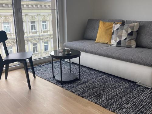 uma sala de estar com um sofá e uma mesa em Urban Lifestyle em Viena