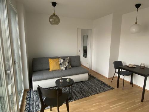uma sala de estar com um sofá e uma mesa em Urban Lifestyle em Viena