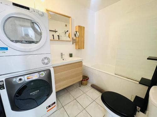 a bathroom with a washing machine and a toilet at La Suite Frida, Cosy & Quiet in Beauvais