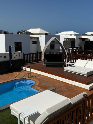 Bazén v ubytování Villa 64, Vista Lobos, private heated pool x jacuzzi, Playa Blanca nebo v jeho okolí