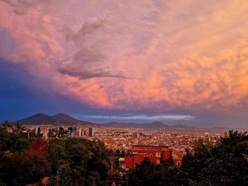 una vista de una ciudad bajo un cielo nublado en B&B La Veduta en Nápoles