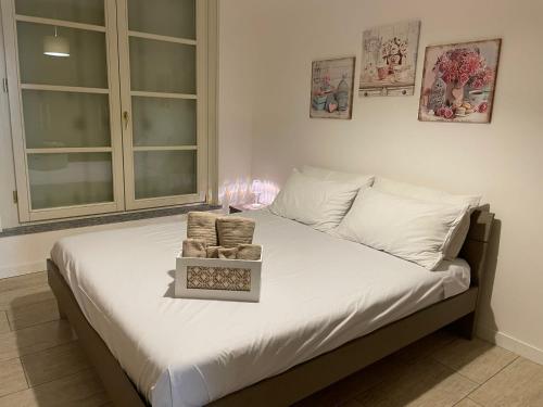 łóżko z pudełkiem ręczników w obiekcie Aury & Ester Casa Vacanze w mieście Crema