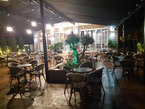 een groep tafels en stoelen in een restaurant bij Hotel Golden in Elbasan