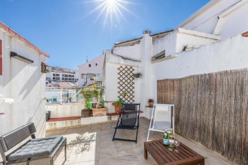 eine Terrasse mit einem Stuhl und einem Tisch auf dem Balkon in der Unterkunft Townhouse N7 - Albufeira in Albufeira