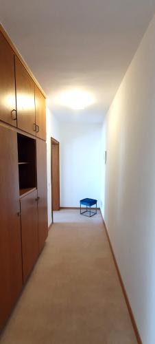 an empty hallway with a bench in a room at Zweizimmer-Wohnung mit Parkgarage in Naturno