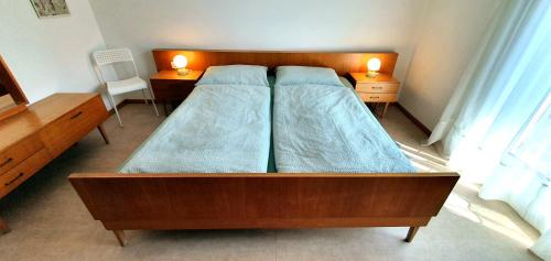 una camera con due letti e due lampade sui tavoli di Zweizimmer-Wohnung mit Parkgarage a Naturno