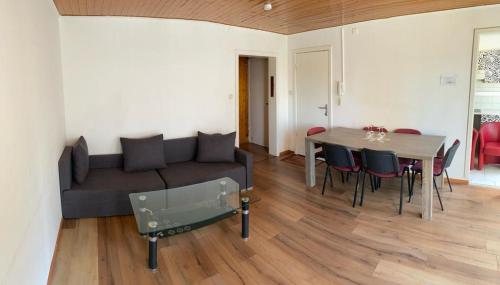 a living room with a couch and a table at Appartement Ledeberg in Ghent