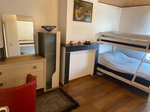 a room with two bunk beds and a desk at Appartement Ledeberg in Ghent