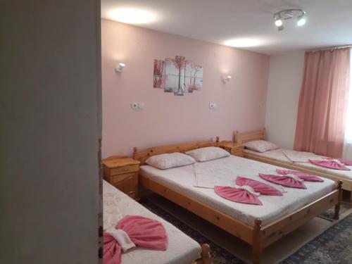 Ένα ή περισσότερα κρεβάτια σε δωμάτιο στο Guest House Lazar Raykov