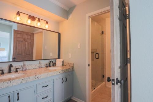 Koupelna v ubytování Come Stay - and Sail Away - at this Lovely Canal Home