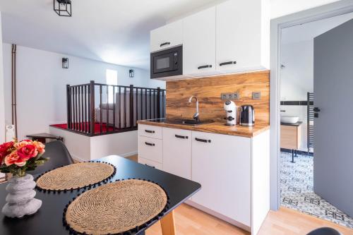 Kuchyň nebo kuchyňský kout v ubytování HighNest apartments