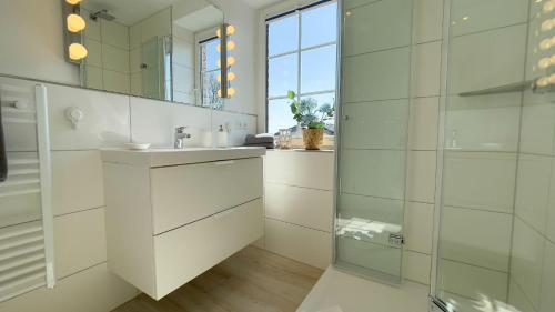 bagno con lavandino e doccia in vetro di Haus-Kirsten-Fewo-Nr-5 a Cuxhaven