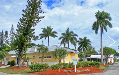 Zahrada ubytování NEW Fort Myers Beach RV Resort 2 Bedroom 1 Bath