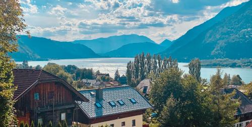 a town with a view of a lake and mountains at Appartements Skruba in Steindorf am Ossiacher See