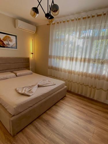 A bed or beds in a room at Serenity Apartament