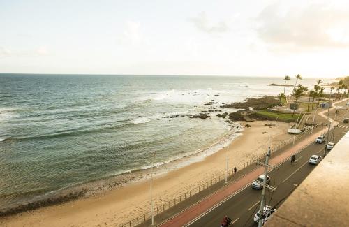 een uitzicht op het strand en de oceaan bij Rede Andrade Ondina Salvador in Salvador