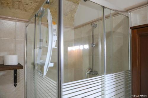 een douche met een glazen deur in een badkamer bij Terra e Marte casa vacanza in Bari