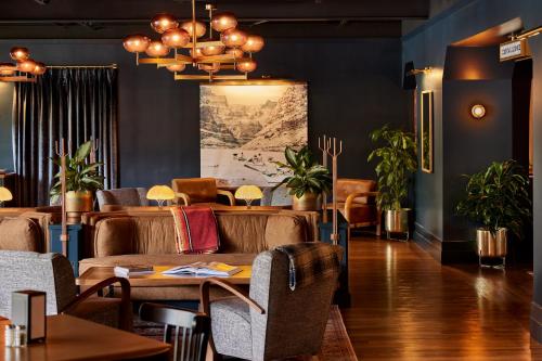un ristorante con divani, tavoli e piante di High Country Motor Lodge - Near NAU and Downtown a Flagstaff