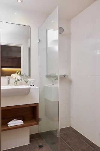a bathroom with a sink and a mirror at View Melbourne in Melbourne