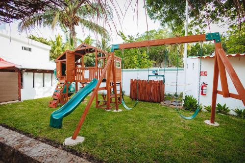 un parco giochi con scivolo in un cortile di El Búho Lagoon Bacalar a Bacalar