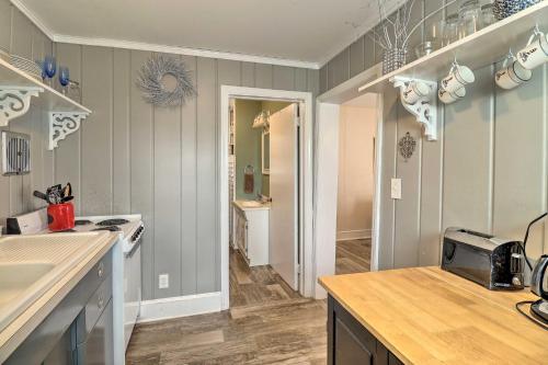 una cucina con lavandino e piano cottura forno superiore di Millsboro Cottage with Deck and Indian River Bay Views a Millsboro