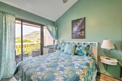 1 dormitorio con cama y ventana con vistas en Ocean-View Condo Less Than Half Mile to Kalapaki Beach!, en Lihue