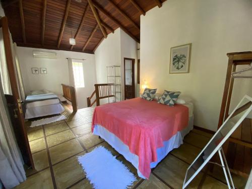 a bedroom with a bed in a room at Maui Suítes e Chalés in Arraial d'Ajuda
