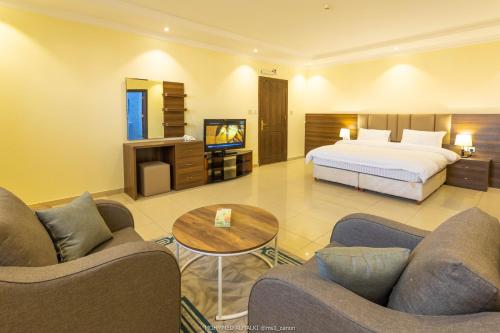 1 dormitorio con cama, sofá y mesa en سوار للوحدات السكنية en Taif