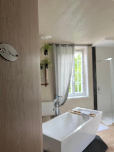 Bilik mandi di L'ESCALE Chambres et table d'hôtes