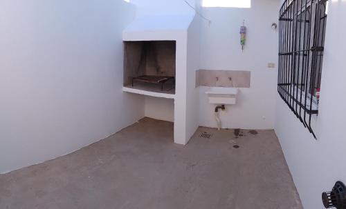 Łazienka z umywalką w białej ścianie w obiekcie Alquiler por día Choele Choel 3 w mieście Choele Choel