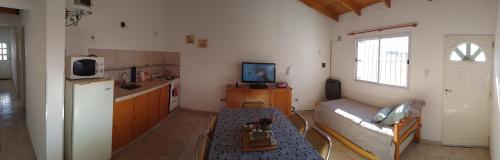 une cuisine avec un canapé et une télévision dans une pièce dans l'établissement Alquiler por día Choele Choel 3, à Choele Choel