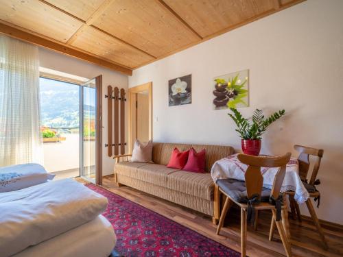 ein Wohnzimmer mit einem Sofa und einem Tisch in der Unterkunft Panorama I in Mayrhofen