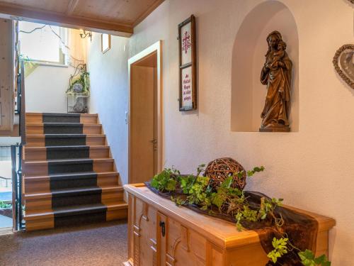 a hallway with stairs and a statue of a woman at Panorama II in Hollenzen