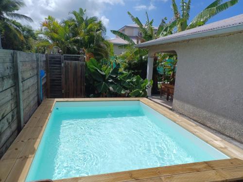 Bazén v ubytování Ti-Soleil nebo v jeho okolí