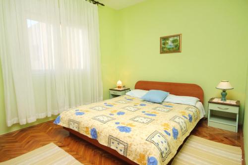 um quarto com uma cama e uma janela em Apartments with a parking space Privlaka, Zadar - 667 em Privlaka