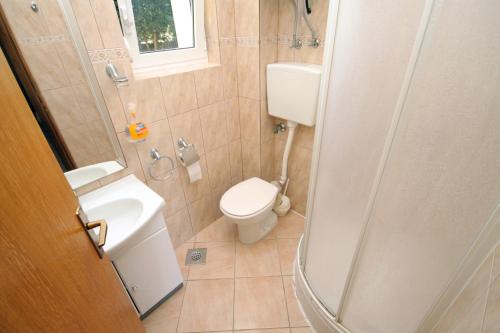uma pequena casa de banho com WC e lavatório em Apartments with a parking space Privlaka, Zadar - 667 em Privlaka