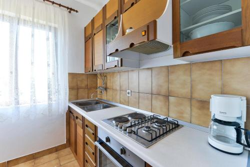 Kuchyň nebo kuchyňský kout v ubytování Apartments by the sea Tkon, Pasman - 698