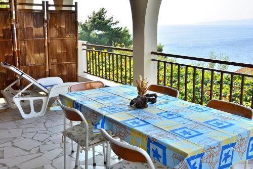 - une table sur un balcon avec vue sur l'océan dans l'établissement Apartments by the sea Pisak, Omis - 658, à Mimice